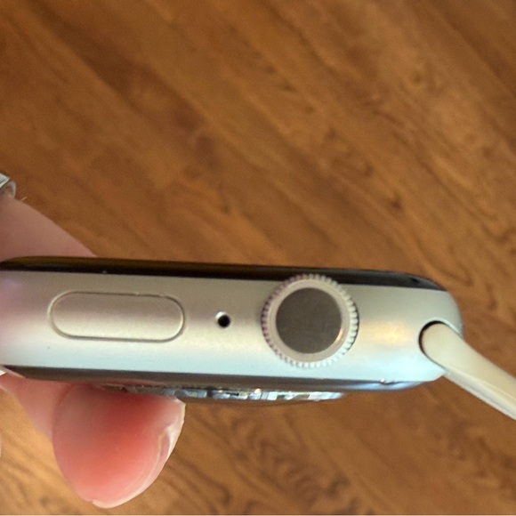 Apple Watch 5 44mm with silver frame and silicone band - Picture 4 of 5